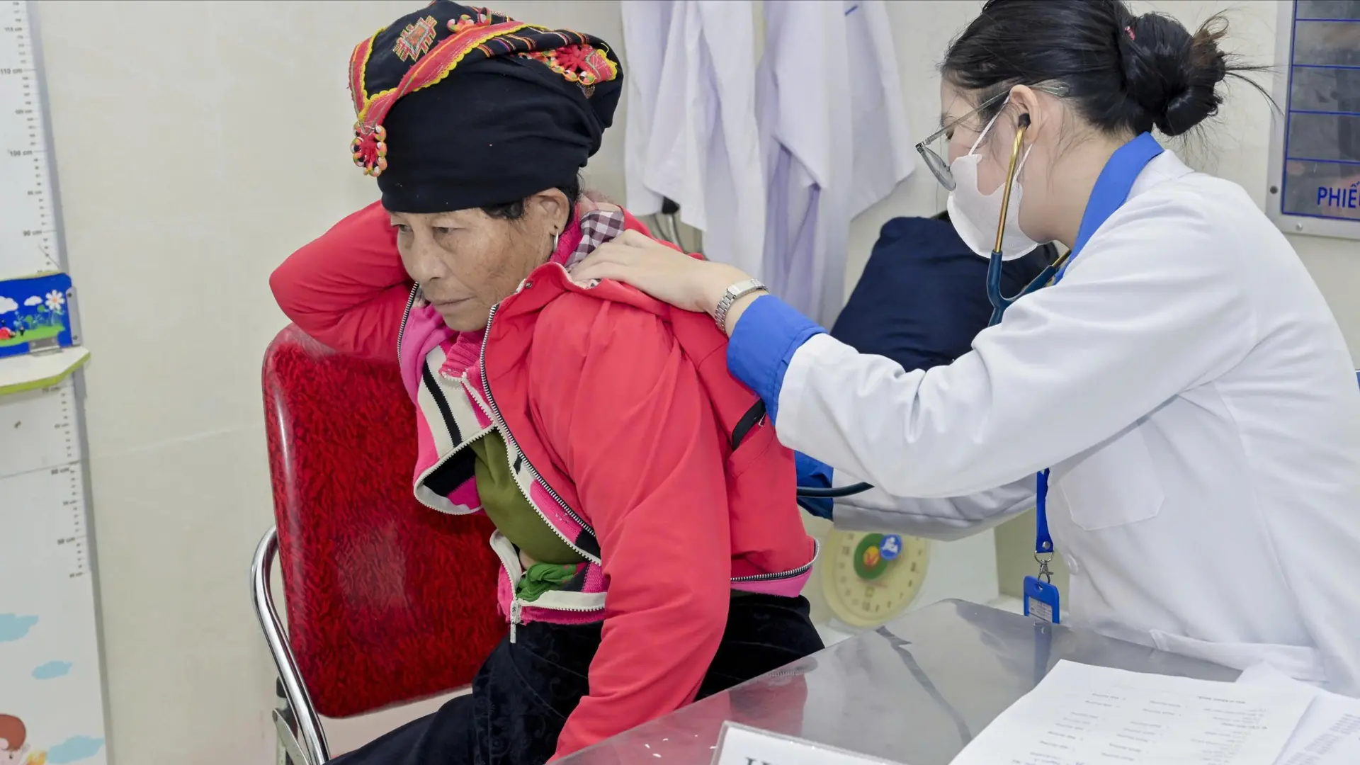 Khám bệnh, phát thuốc miễn phí cho hơn 300 người dân nghèo